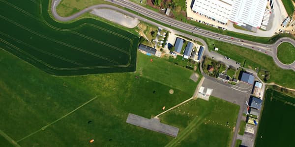 Vue aérienne de l'aérodrome de chalon Champforgeuil, avec notamment l'école de chute libre parachutisme71, quelques voiles et le pilatus porter PC6 F-GODZ